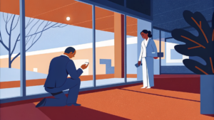 Recruteur agenouillé plante un circuit-plantule sur parquet vitré entre serveurs et ombres de pièces